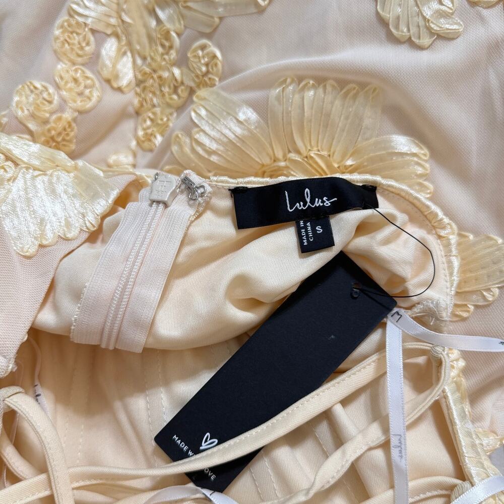 Lulus Nantessa Light Yellow Floral Applique Lace-Up Maxi Dress size S NWT - Picture 2 of 6